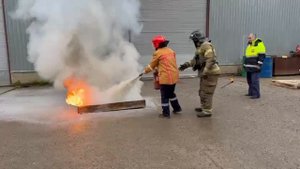 Занятие с добровольной пожарной дружиной промышленного предприятия Ломоносовского района