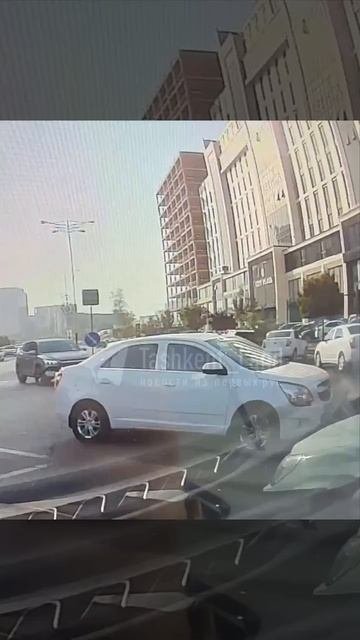 Самое странное ДТП дня: в Ташкенте внедорожник Chery влетел на крышу другого автомобиля.
