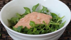 Салат из креветок с зеленью и лаймом