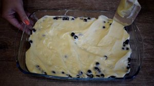 Проще и быстрее не бывает! Все смешать и в духовку! Очень вкусный  пирог на сметане с ягодами!