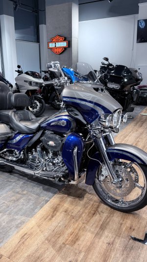2016 CVO Electra Glide Ultra Limited в фантастическом цвете Palladium Silver / Phantom Blue
