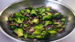 Салат с брокколи и грибами