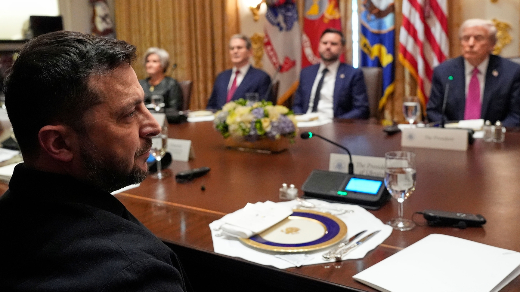 Daily Mail. Зеленский перебил, Трампа после, слов, о, том, что, РФ, стремится, к, миру смотреть онлайн