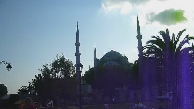 В центре Стамбула - призыв муэдзина к молитве.