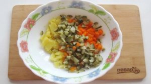 Оливье с курицей и яблоком