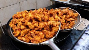 Хрустящая приправленная курица (Такганчжон) на традиционном корейском рынке