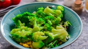 Салат с брокколи и кукурузой