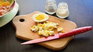 Салат с чипсами, крабовыми палочками и помидорами