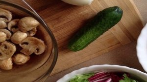 Салат из куриной грудки с грибами