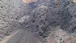 Строительство, шахтёры собирают песок