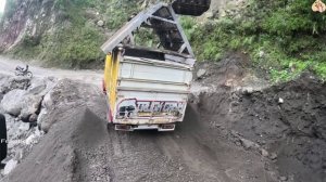 Строительство, экскаватор копает песок