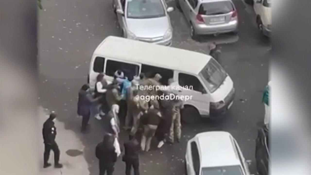 На Украине от военкомов ни спрятаться, ни скрыться