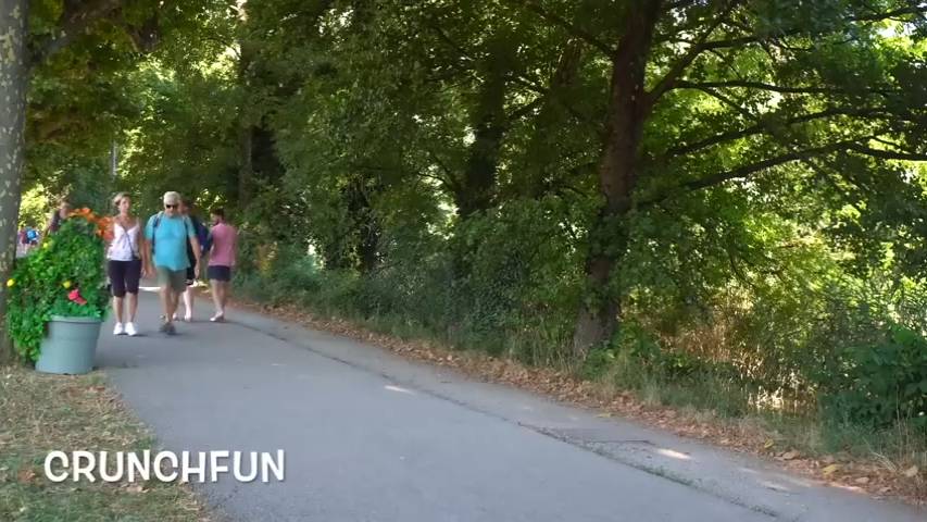 BUSHMAN PRANK 2024!! SCARING PEOPLE ON THEIR WAY TO THE BEACH смотреть онлайн