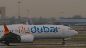 Боинг 737 авиакомпании FlyDubai взлетает ранним утром из аэропорта Алматы.