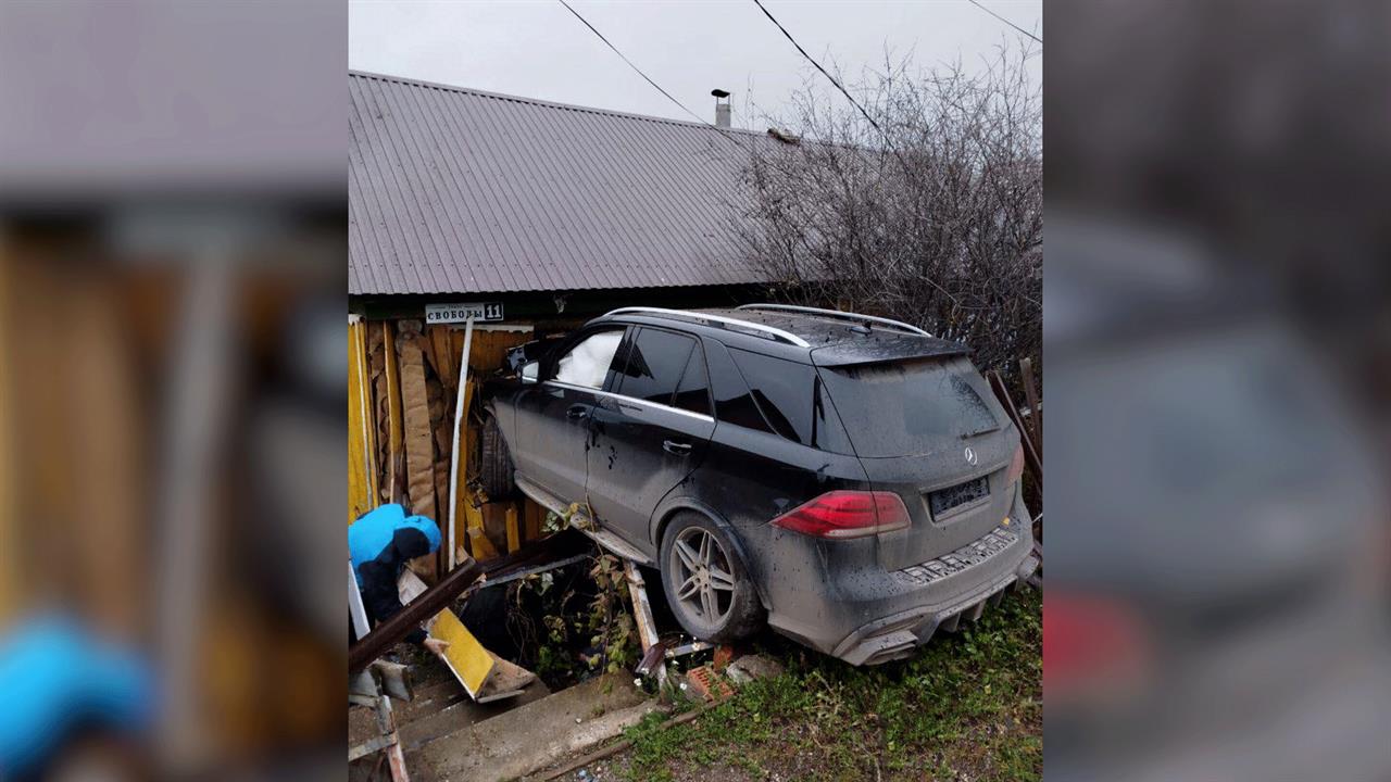 Без стука: машина въехала в частный дом в Башкирии