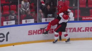 Спина как стена. Голевая передача от Александра Плесовских в матче с «Омскими Ястребами»18.10.2025.