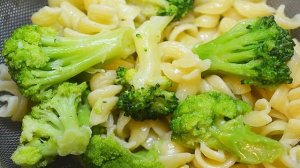 Салат из макарон с брокколи, фетой и беконом
