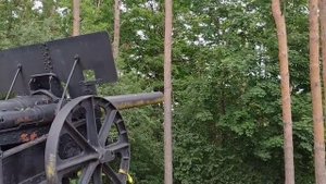 Военный мемориал с трофейными пушками в Вудбридже, Канада.