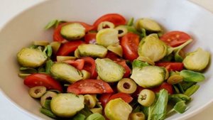Салат с брюссельской капустой и помидорами