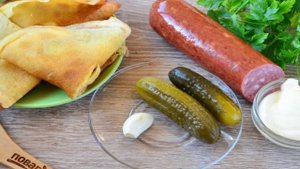 Салат с блинами и копченой колбасой