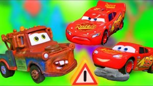 МУЛЬТИКИ ПРО МАШИНКИ 🚗 ТАЧКИ ЛЕТАЮТ ,ПРЫГАЮТ С ГОРКИ И ПАДАЮТ В ВОДУ. АКВАПАРК ДЛЯ АВТО 🚘🚘🚘