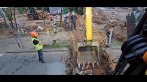 ПЕРЕХОДИМДОРОГУДЕРБЫШКИ. РАБОТАКОЛЁСНОГОПОЛНОПОВОРОТНОГОКИТАЙСКОГОЭКСКАВАТОРА XCMG180WD.mp4