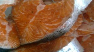 Рыба на решетке на мангале