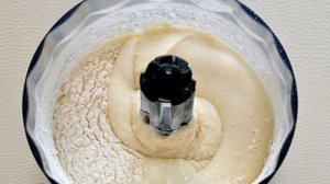 Пирог с творогом и черной смородиной