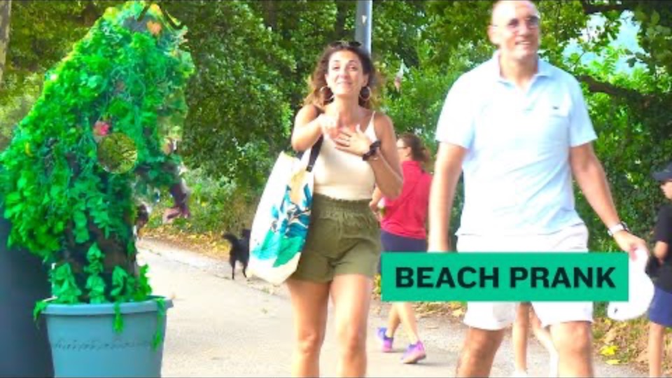 BUSHMAN BEACH SCARES, THESE REACTIONS ARE HILARIOUS смотреть онлайн