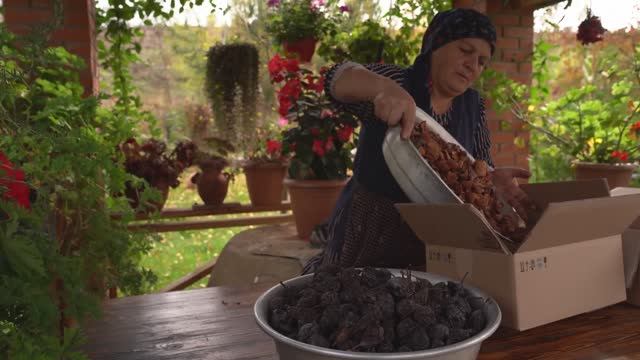 Kənd Həyatı. Древний способ сохранения фруктов — сушка фруктов по старинке