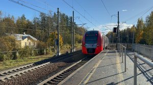 Электропоезд «Ласточка» ЭС2Г-022 на пл.Ушково, октябрь 2025 года