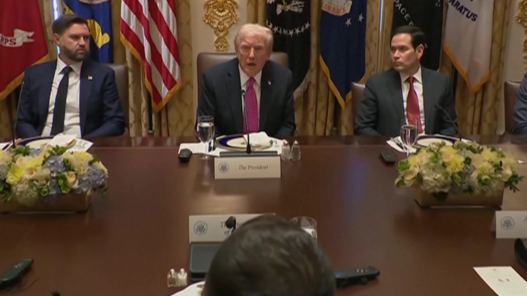 Axios. Трамп вел, себя жестко на, переговорах с Зеленским смотреть онлайн