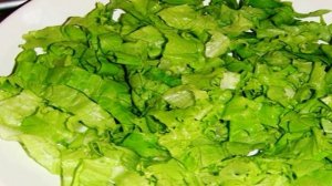 Салат с беконом, курицей и помидорами