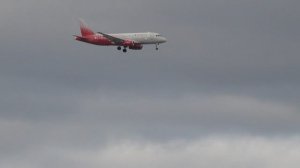 Суперджет 100 Россия сквозь тучи идет на посадку