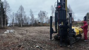 Забиваю жб сваи под дом