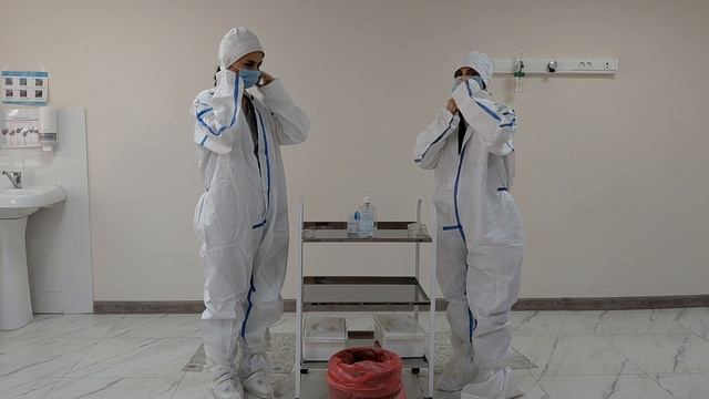 Надевание защитного костюма Каспер