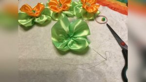 Яркие бантики из атласных лент