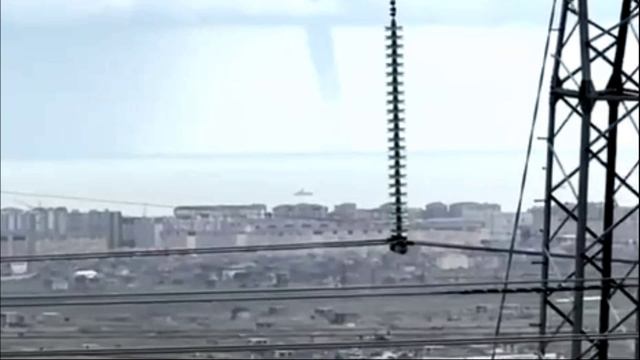 Водяной смерч образовался у берегов Каспийска 3 камера