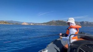 Ловля на море огромного рифого баса .