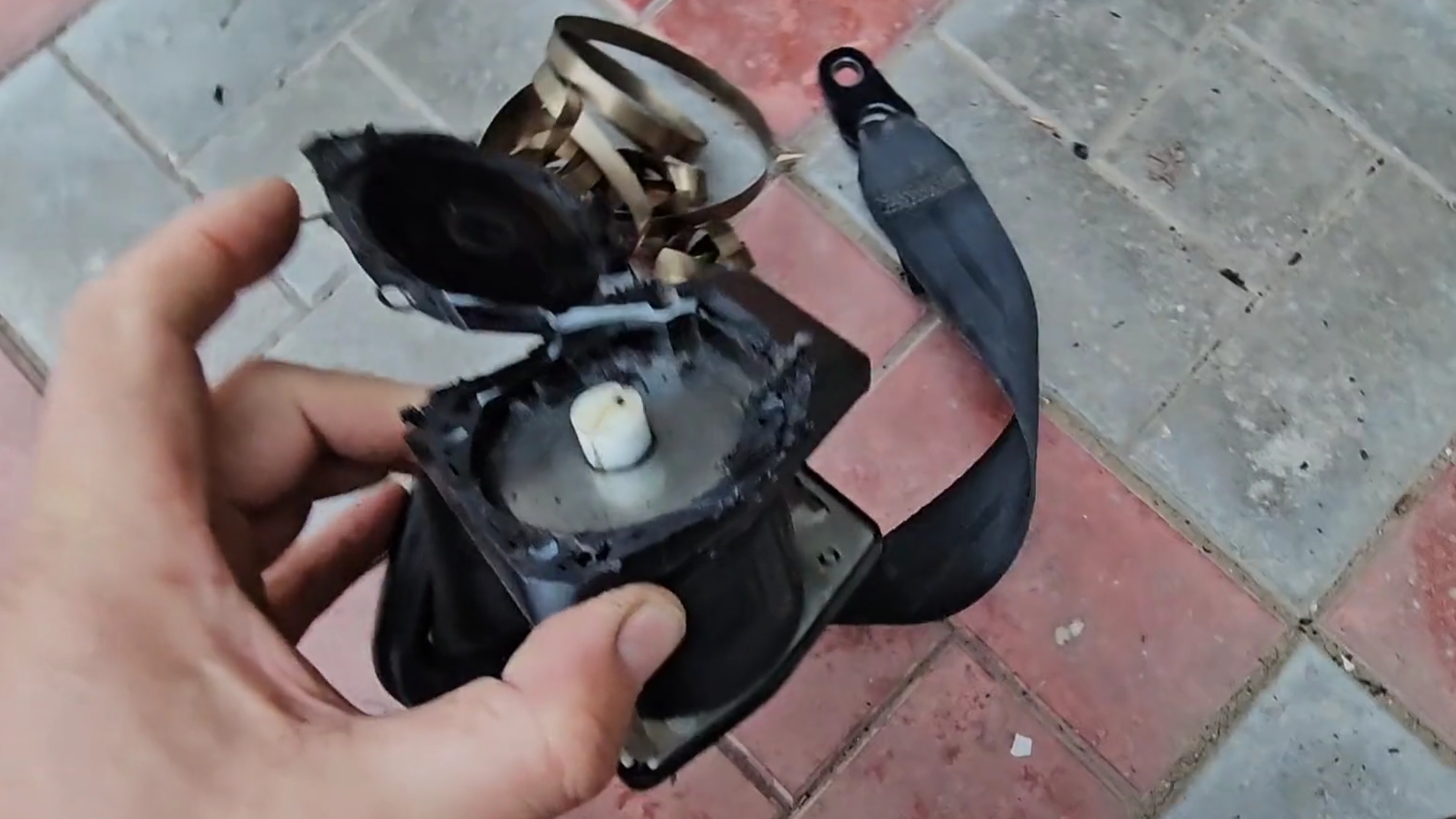 Нива: клинит ремень безопасности. Что в нутри?