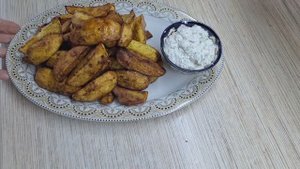 Соус из творога и солёного огурца.