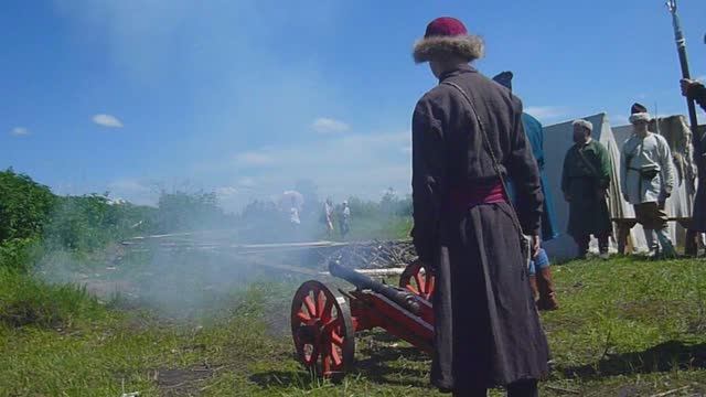 Стрельба из старинной пушки (Исторический фестиваль "Сибирский огонь" - 2015).