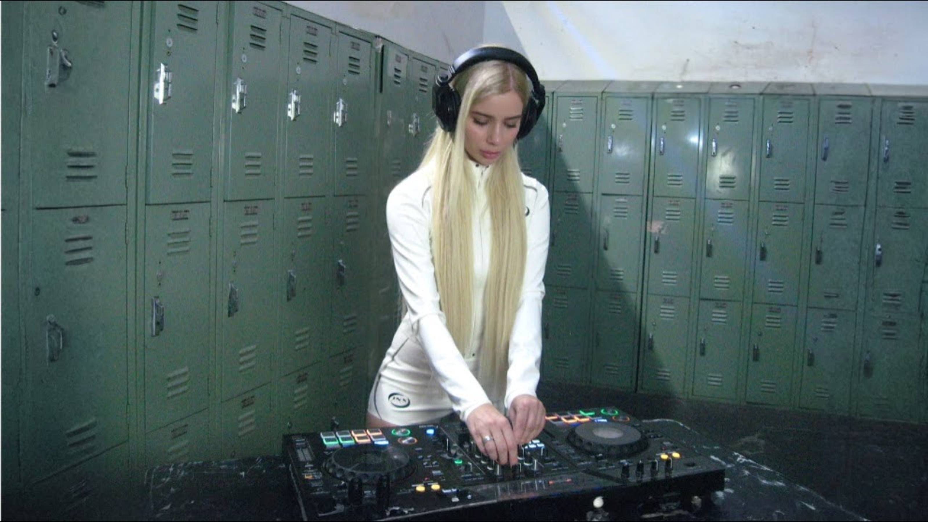 HYPNOTIC TECHNO SET AT AN ABANDONED GYM