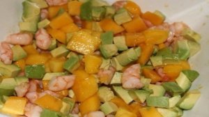 Салат из манго с креветками