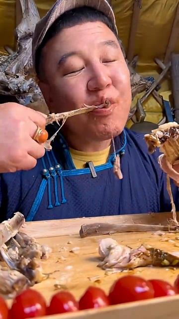 После работ на пастбище бываю очень голоден, лопаю ребра барашки:) смотреть онлайн