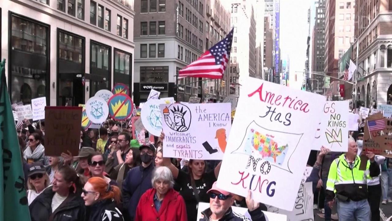 Белый дом дал ответ тем, кто протестует против Трампа и называет его королем