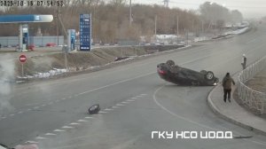 Машина перевернулась в нескольких метрах от пешехода в Новосибирской области