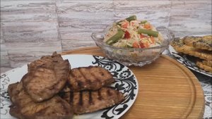 Стейк из свинины на сковороде, а на гарнир рис с овощами. Просто и быстро. Вкусный и сытный ужин