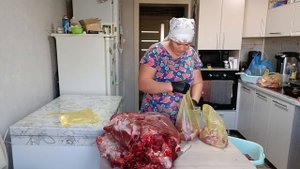 Весь день с мясом провозилась. Каждый день праздник 🥳Напекли картохи и сосисок на костре.
