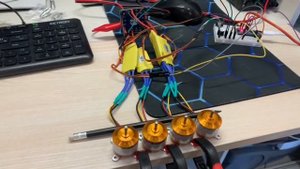 Дрон из палок и малярной ленты